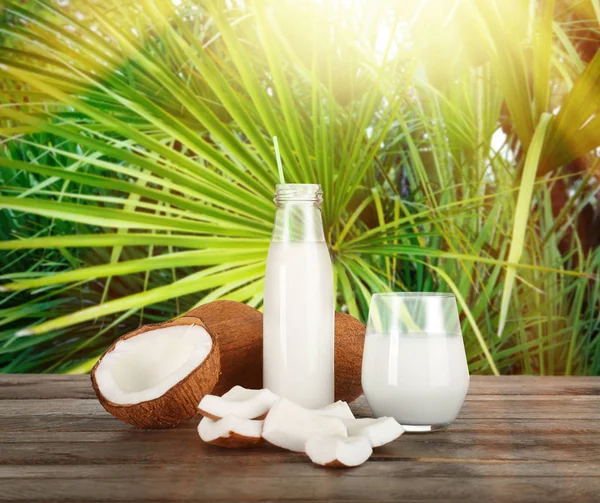Стекло и бутылка кокосового молока — стоковое фото