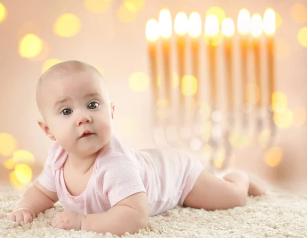Маленький Ребенок Размытом Фоне Праздничных Огней Baby First Ханука — стоковое фото