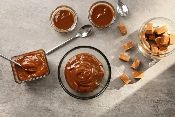 Gelas mangkuk dengan saus karamel lezat — Stok Foto