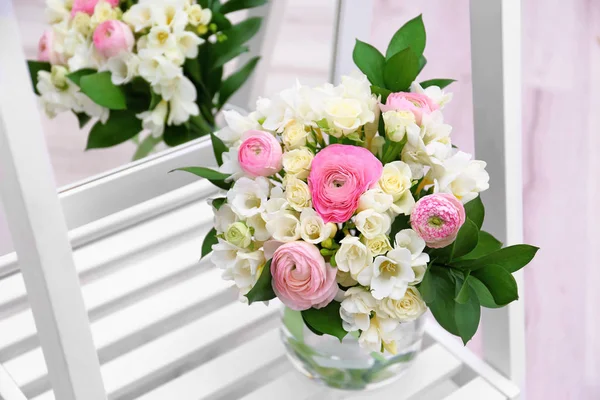 Bouquet con fiori fresia — Foto Stock