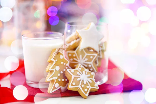 おいしいジンジャーブレッド クッキーとミルクのガラス — ストック写真