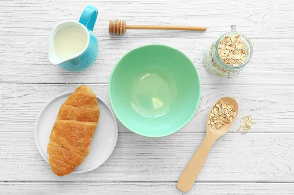 Empty bowl and nutritious oatmeal — Stock Photo, Image