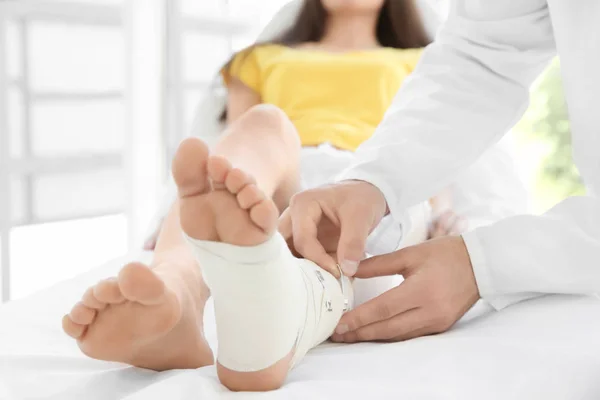 Doctor applying bandage — Stock Photo, Image