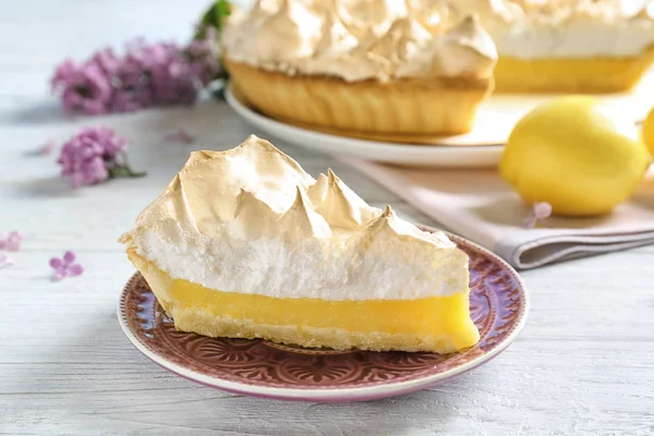 Вкусный лимонный пирог с безе — стоковое фото
