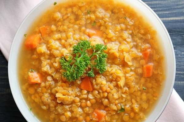 Placa con sabroso plato de lentejas — Foto de Stock