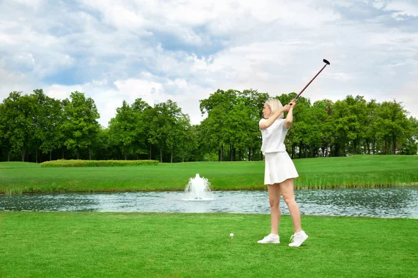 Donna che gioca a golf — Foto Stock