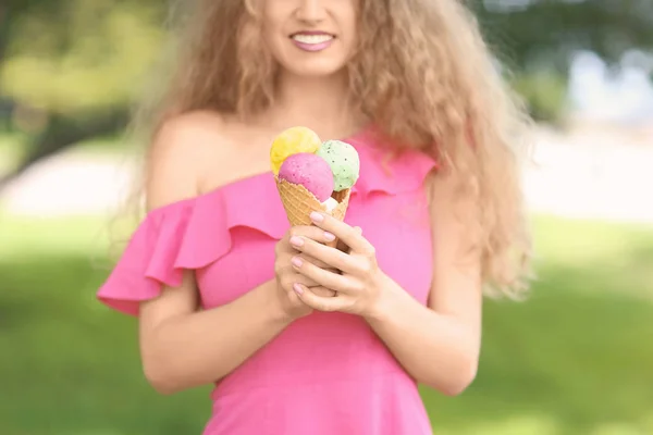 美しい女性のアイスクリームを食べる — ストック写真