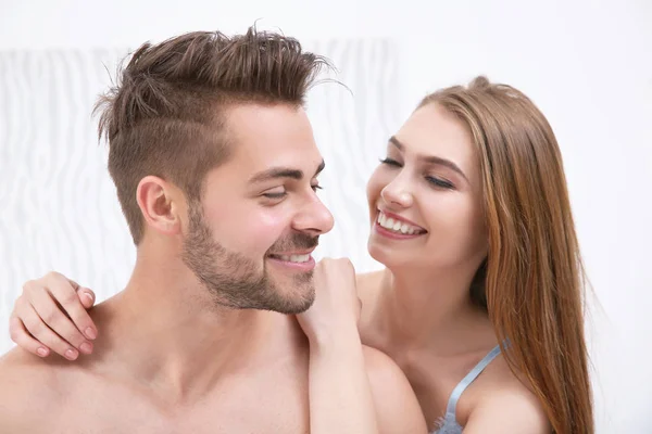 Сексуальная молодая пара в спальне — стоковое фото