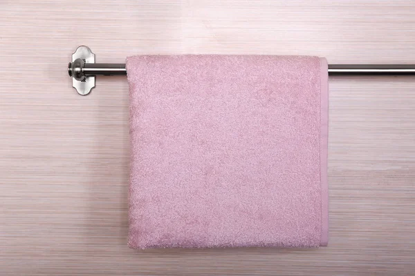 Чистое полотенце на вешалке — стоковое фото