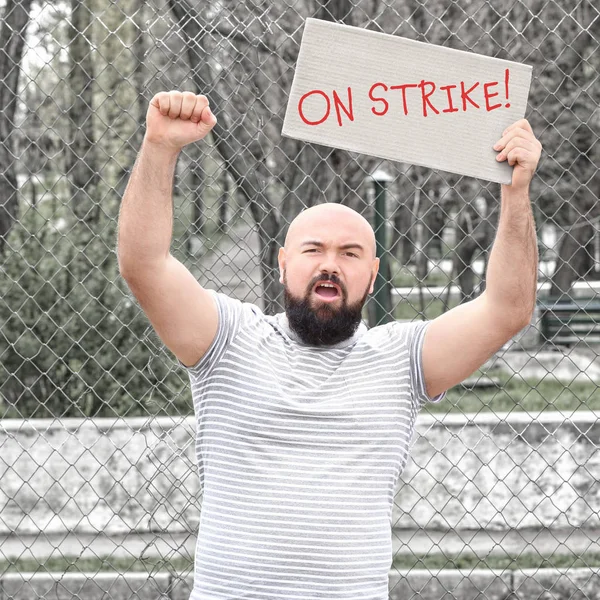 Hombre Con Pancarta Huelga Trabajadores Aire Libre — Foto de Stock