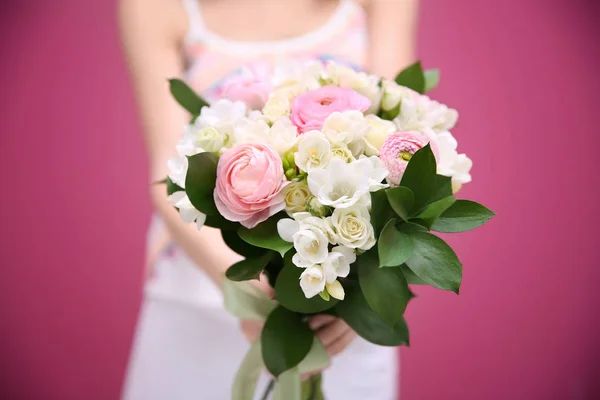 Woman holding bouquet — Stock Photo, Image