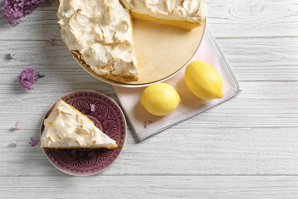 Köstliche Zitronenbaiser-Torte — Stockfoto
