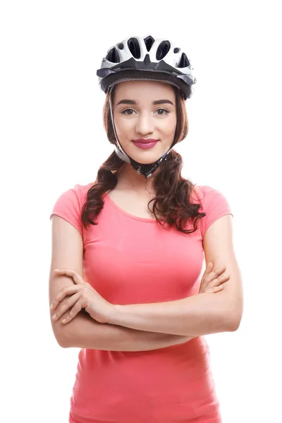 Bella giovane ciclista con casco su sfondo bianco — Foto Stock