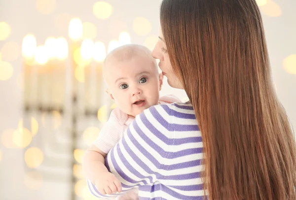 Matka Małego Dziecka Tle Niewyraźne Lights Uroczysty Baby Pierwszy Chanuka — Zdjęcie stockowe