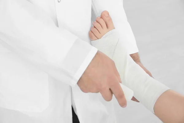 Médecin appliquant bandage — Photo