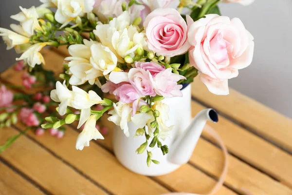 Bouquet con fiori fresia — Foto Stock