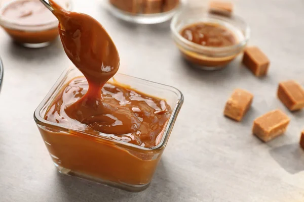 Tasty caramel sauce — Stock Photo, Image