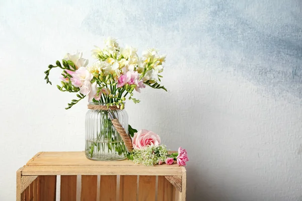 Букет с цветами фрезии — стоковое фото