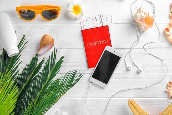 Cep telefonu ve pasaport ile kompozisyon 