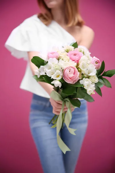Woman holding bouquet — Stock Photo, Image