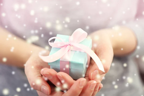 Vrouw met kerstcadeau — Stockfoto