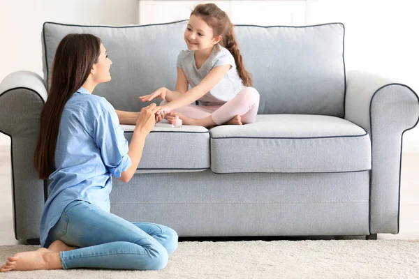 Mujer dando pedicura a hija — Foto de Stock