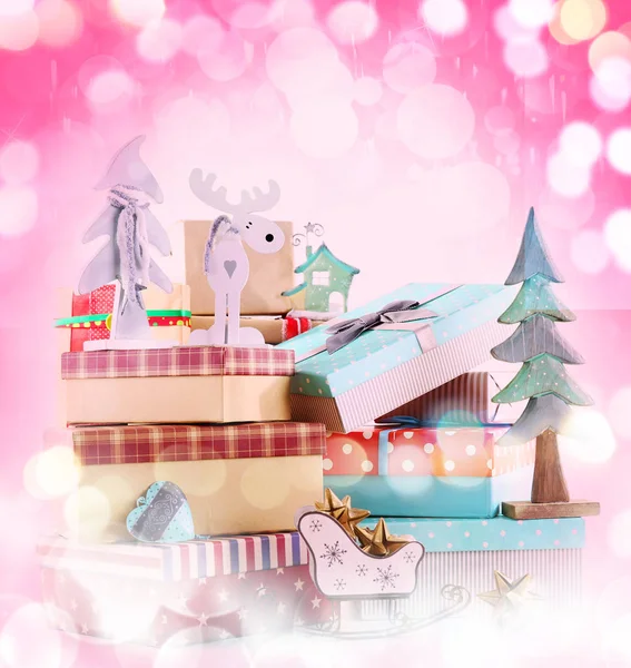 De giften van Kerstmis met decoraties — Stockfoto