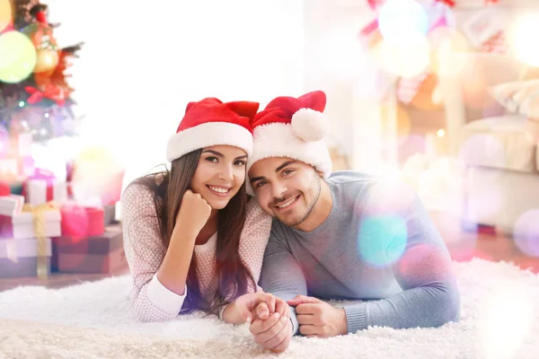 Pareja joven en la habitación decorada para Navidad —  Fotos de Stock