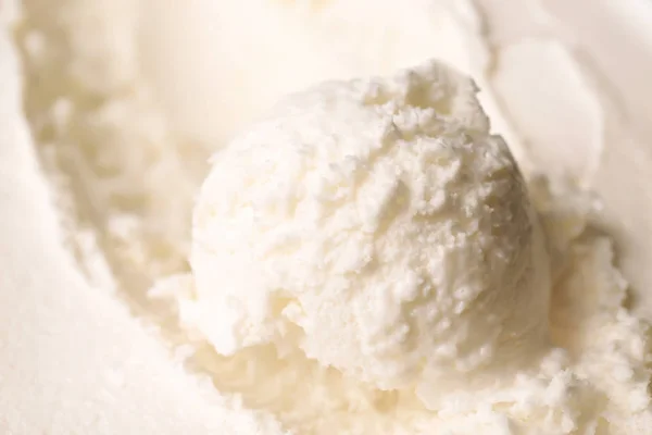 Sabroso helado casero de vainilla cucharada, primer plano —  Fotos de Stock