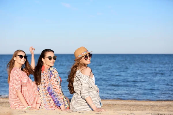 年轻妇女在沙滩装 — 图库照片