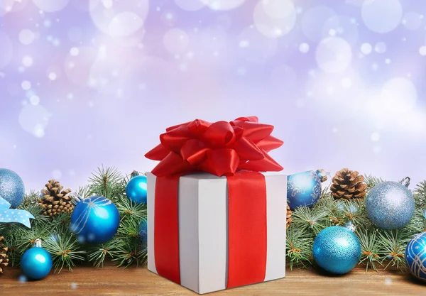Prezent na Boże Narodzenie z dekoracjami — Zdjęcie stockowe