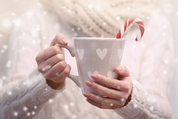 Mulher com xícara de bebida de Natal — Fotografia de Stock