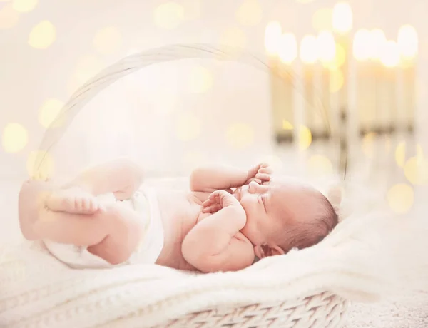 Kleines Kind Korb Auf Verschwommenem Festlichem Lichterhintergrund Baby Erste Chanukka — Stockfoto