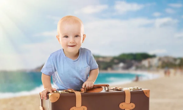 海沿岸 赤ちゃんの休日概念でスーツケースをかわいい男の子 — ストック写真