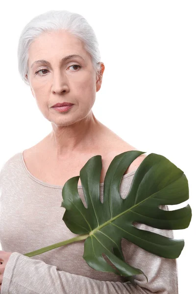 Anciana con hoja tropical —  Fotos de Stock