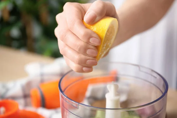 Mujer exprimiendo jugo de limón — Foto de Stock