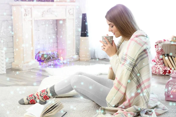 Mujer Joven Con Taza Café Casa Efecto Nieve — Foto de Stock