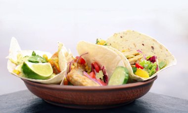 Lezzetli balık tacos ile plaka