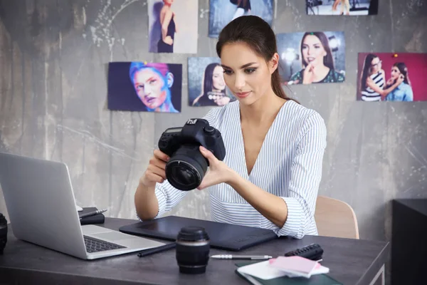 Kvinnlig fotograf anläggning kamera — Stockfoto