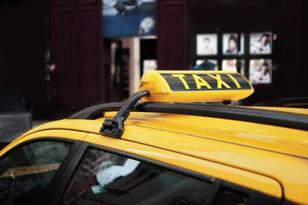Tanda taksi di mobil — Stok Foto