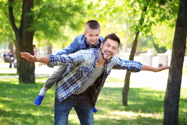 Pai e filho no parque — Fotografia de Stock