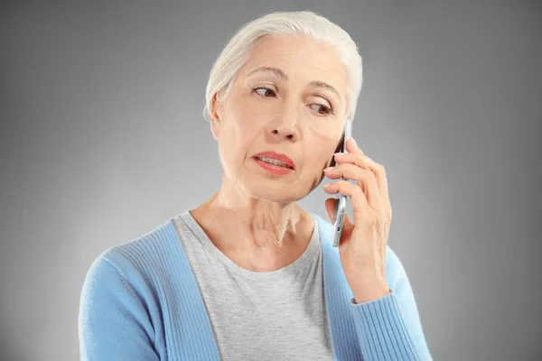 Elderly woman talking on mobile phone — Stock Photo, Image