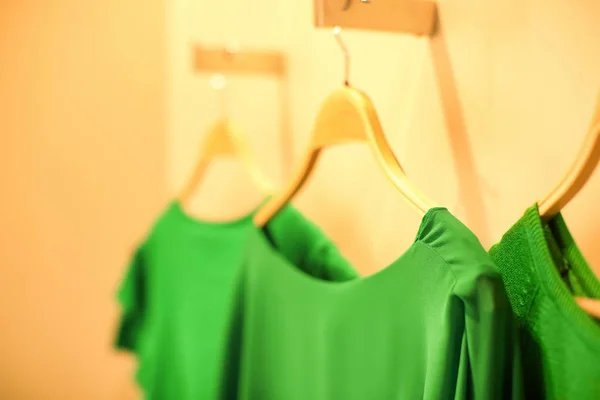 Zelený ženské oblečení — Stock fotografie