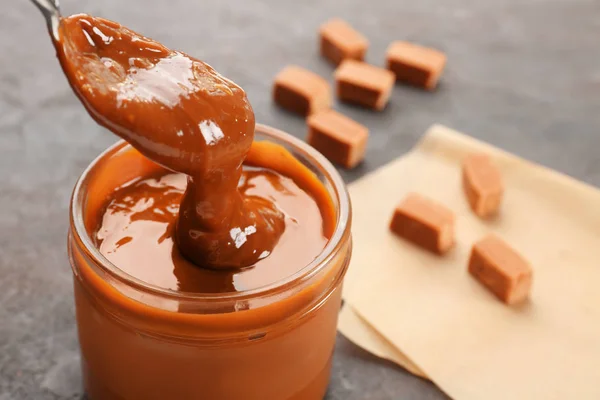 Tasty caramel sauce — Stock Photo, Image