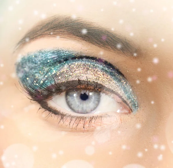 Weibliches Auge mit weihnachtlichem Make-up — Stockfoto