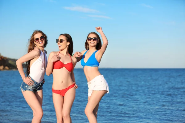 Jonge vrouwen in beachwear — Stockfoto