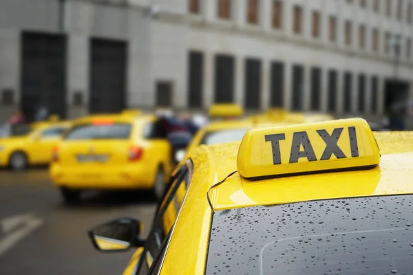 Taxi značka na auto — Stock fotografie