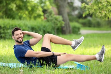 Bisiklet crunch yapan güçlü erkek  