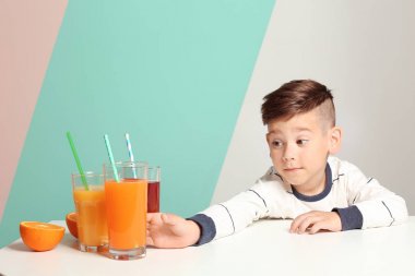 Şirin küçük çocuk. 