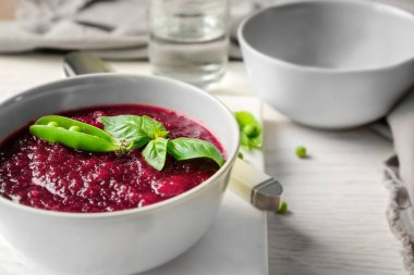 Bezelye ile lezzetli pancar çorbası  